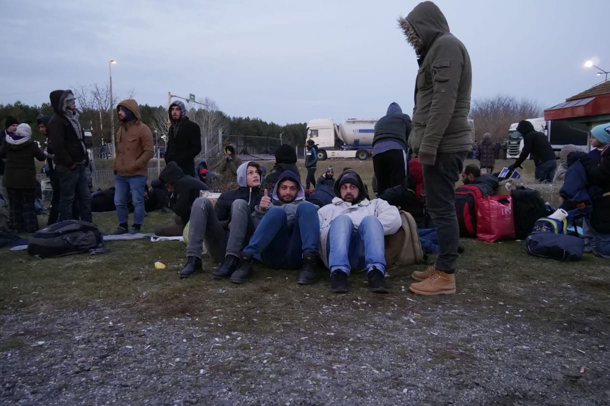 Buszra tették és elvitték a Kelebiánál összegyűlt menekülteket