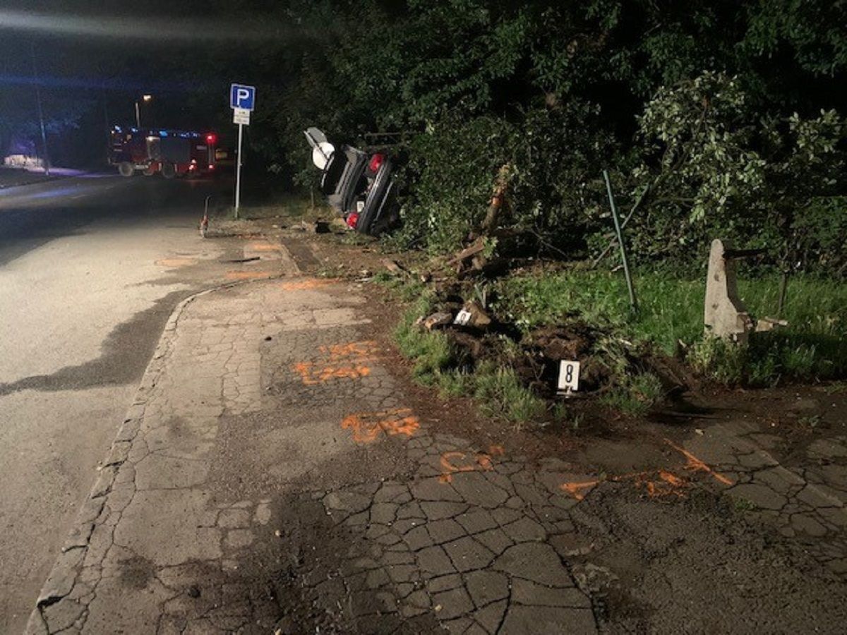 Táblát, telefonfülkét és padot sodort el egy autós Leányfalun
