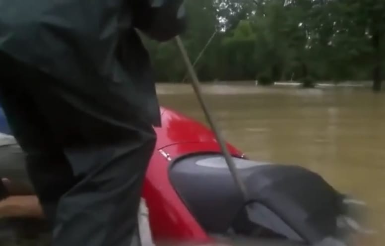 Megható, ahogy a brutális louisianai árvízben kimentenek egy nőt és a kutyáját egy süllyedő autóból