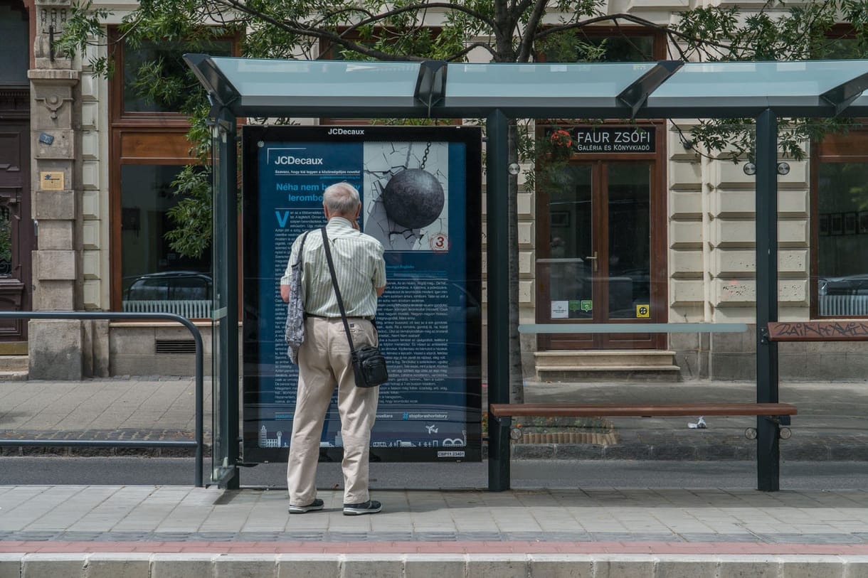 Novellákat olvashatunk, amíg várunk a villamosra