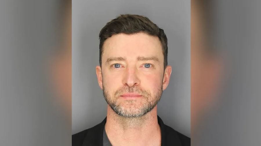 Bemutatták az ittas vezetés miatt letartóztatott Justin Timberlake rendőrségi fotóját