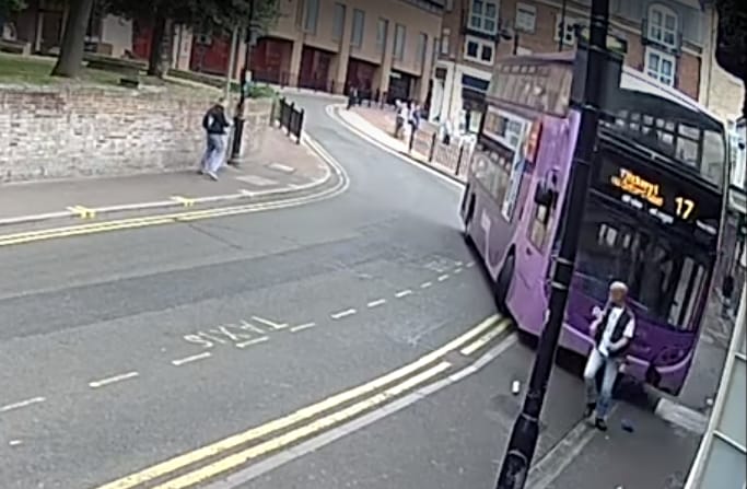 Ilyen videót is ritkán látni: elgázolta a száguldó busz, de leporolta magát, és ment tovább