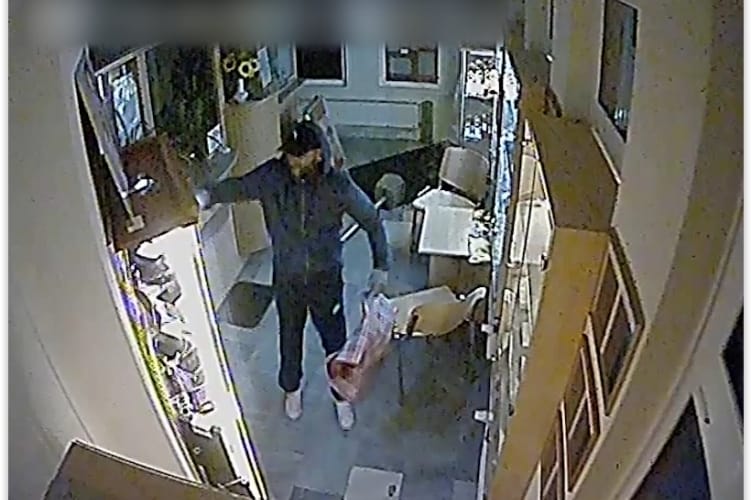 Így „dolgozott” kamera előtt az ékszerbolti betörő, a rendőrség szeretné megtalálni – videó