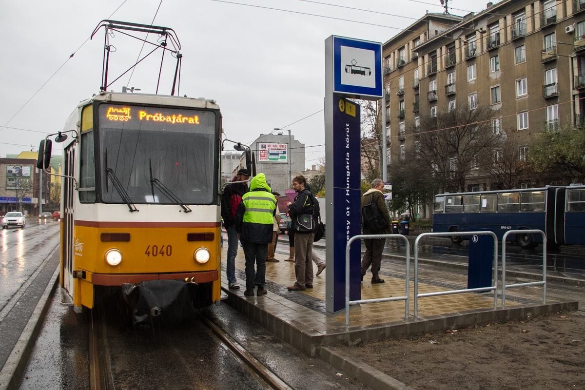 Verekedők miatt állt le a fővárosi 1-es villamos