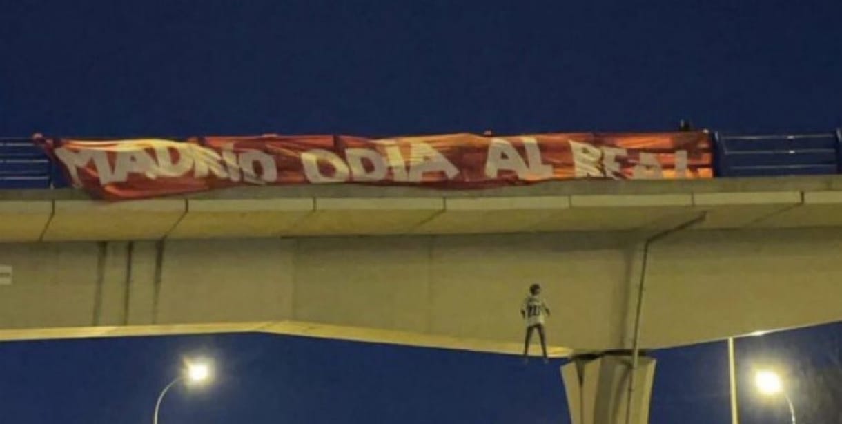 „Madrid gyűlöli a Realt” – egy hídról lógatták le a Real Madrid brazil csatárát ábrázoló bábut az Atlético Madrid drukkerei