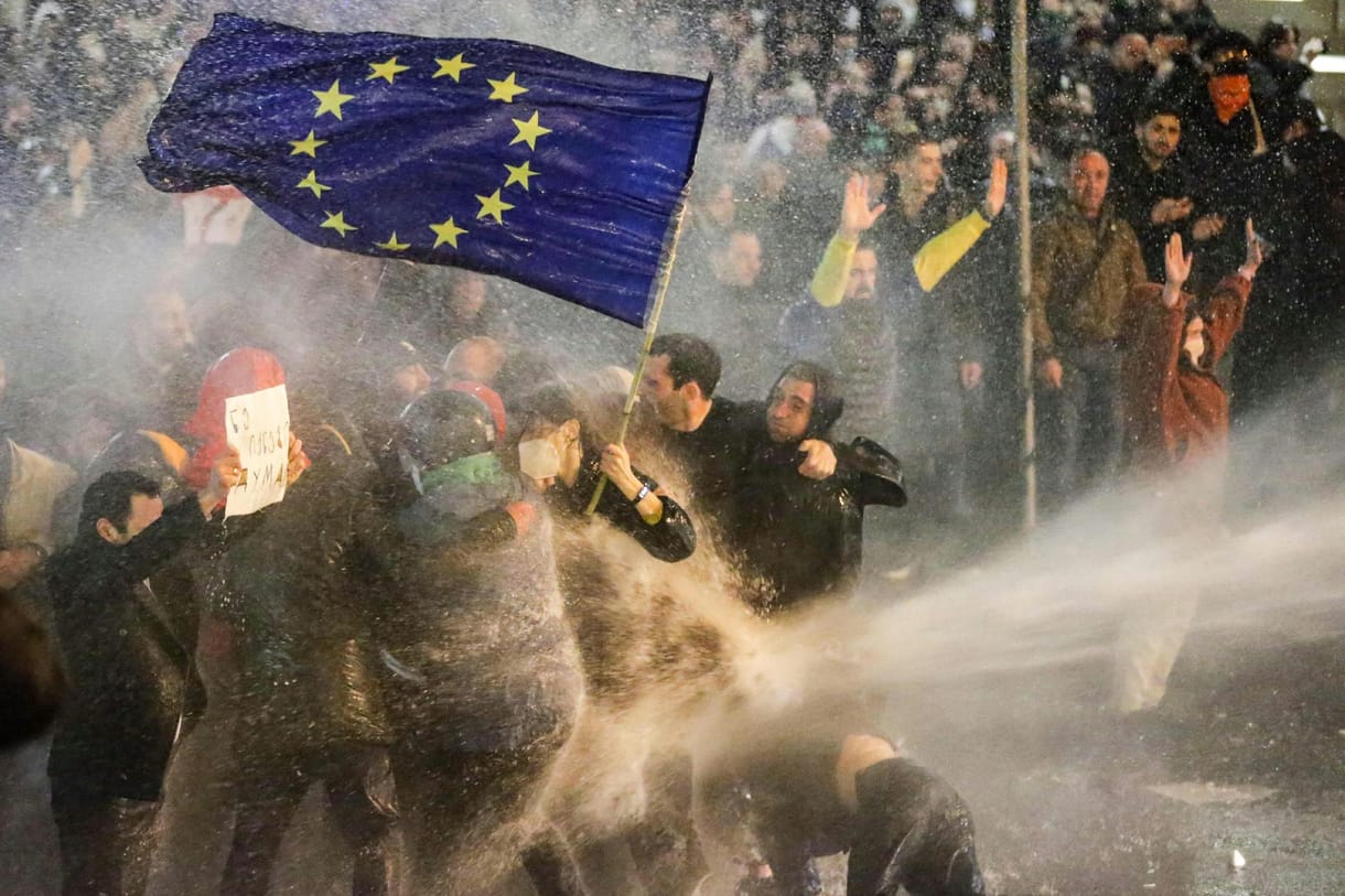 Nagyon ráijesztettek a grúz kormányra, amely Orbánhoz és Putyinhoz hasonlóan vegzálná a civileket  