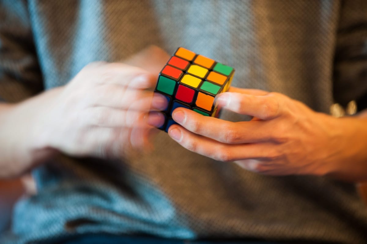 Videó: Pár másodperc alatt fél kézzel rakta ki a Rubik-kockát egy tini