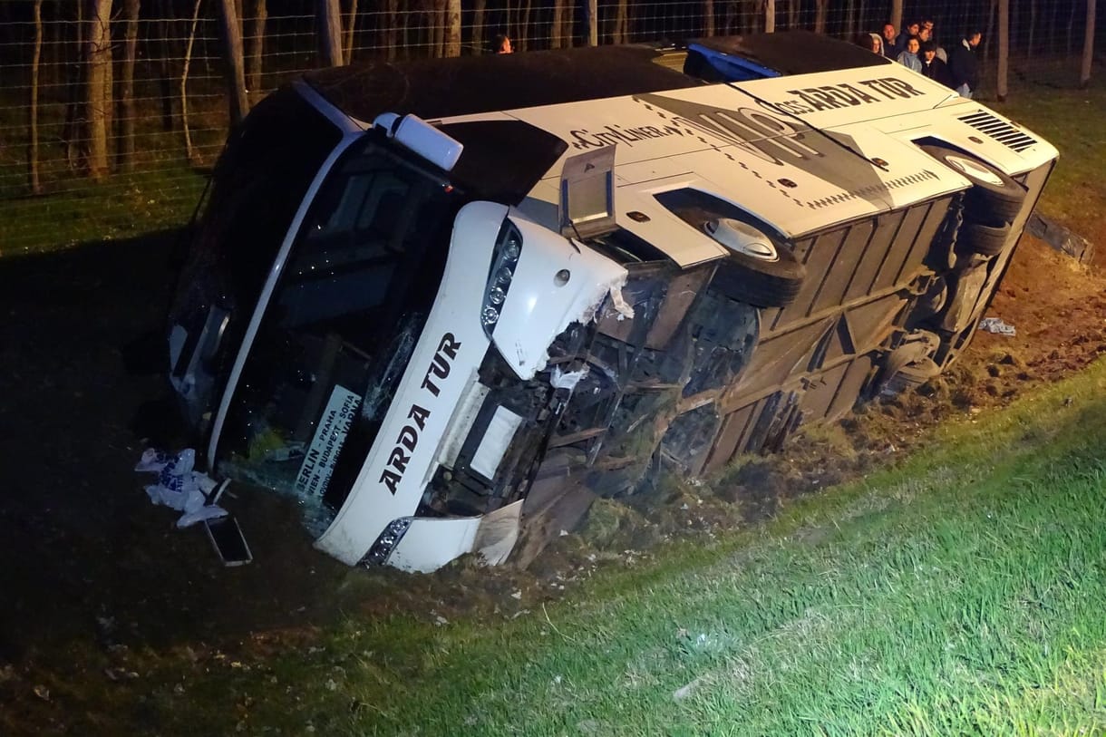 Felborult egy busz az M5-ösön - fotók