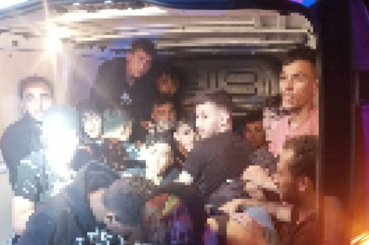 Húsz emberrel a kocsijában ütközött szalagkorlátnak egy embercsempész az M5-ösön