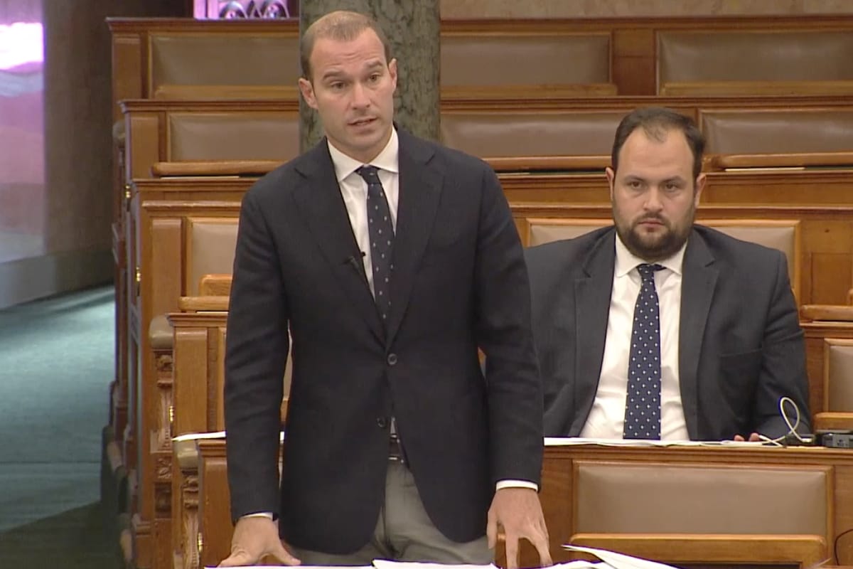Hollik benyújtott egy javaslatot arról, hogy minden digitális eszköz mellé írják ki, hat éven aluliaknak nem ajánlott