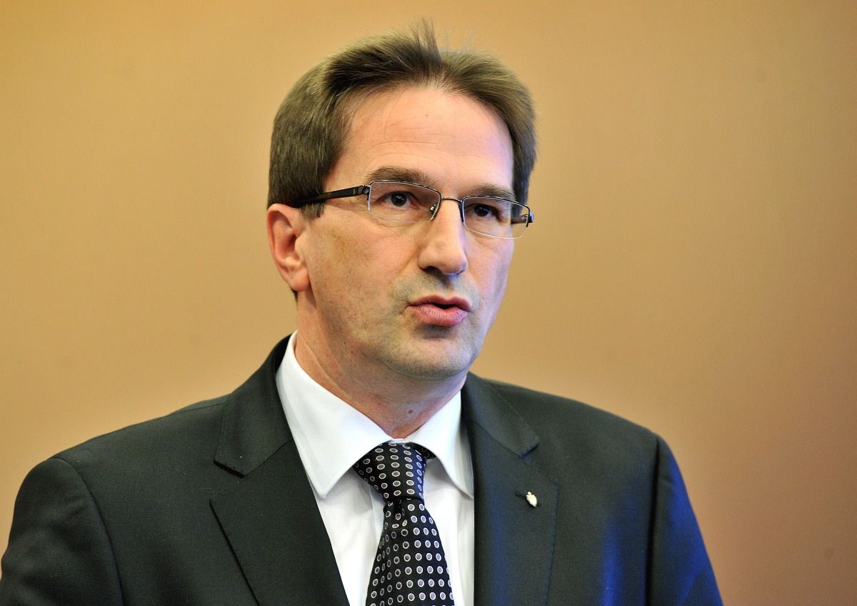 A kormány ölbe tett kézzel nézi az igazságszolgáltatás ostromát