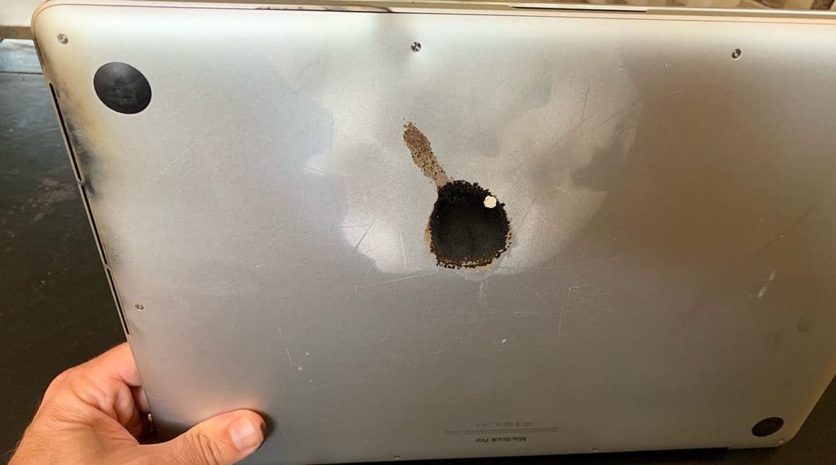 Fotók: Kilyukasztotta a MacBook Prót a felforrósodott akkumulátor