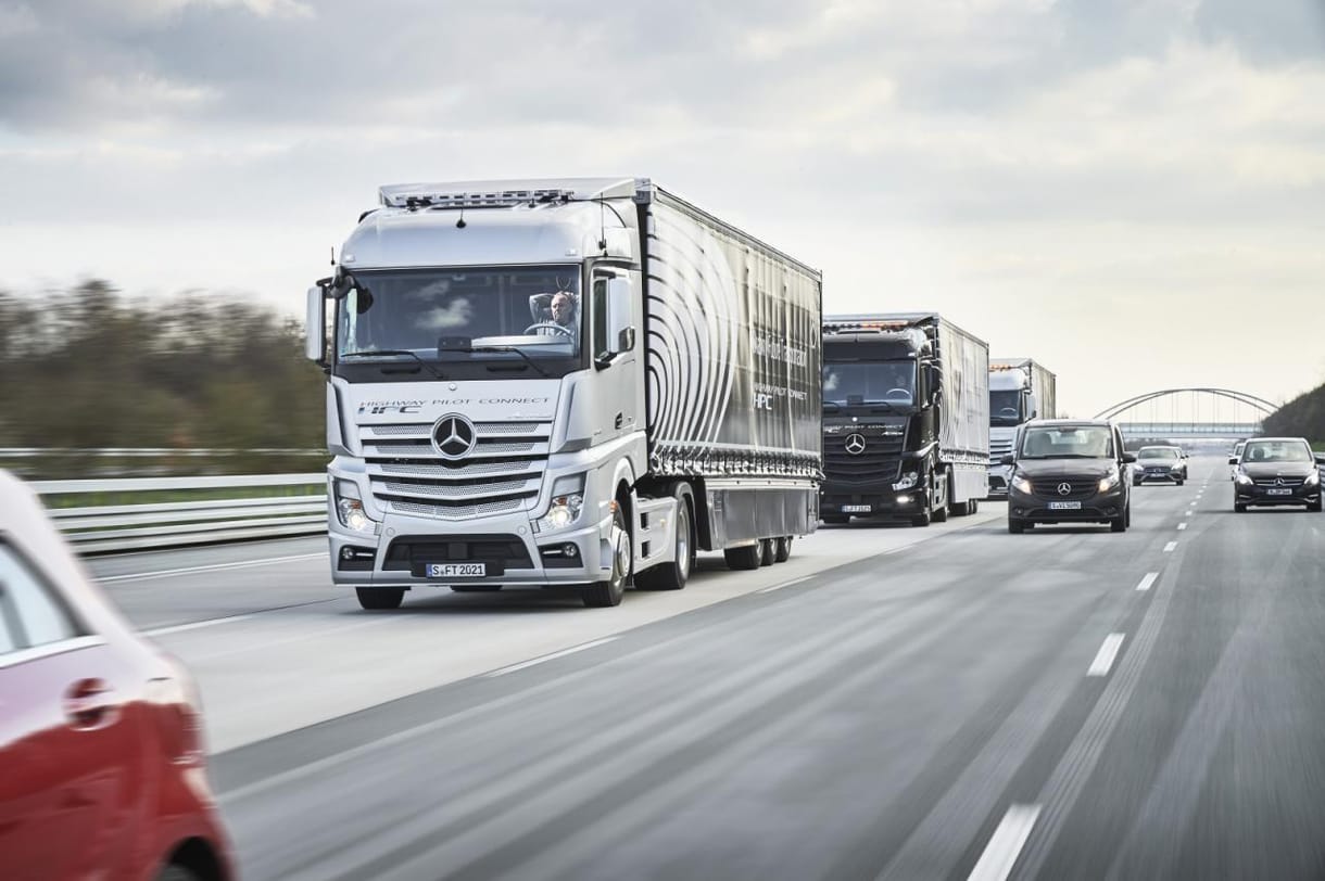 Önvezető Mercedes-kamionkonvoj indult Németországból Hollandiába