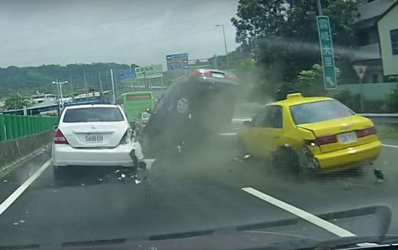 Ezért veszélyes a gyorshajtás: négy autót tört össze a toyotás - videó