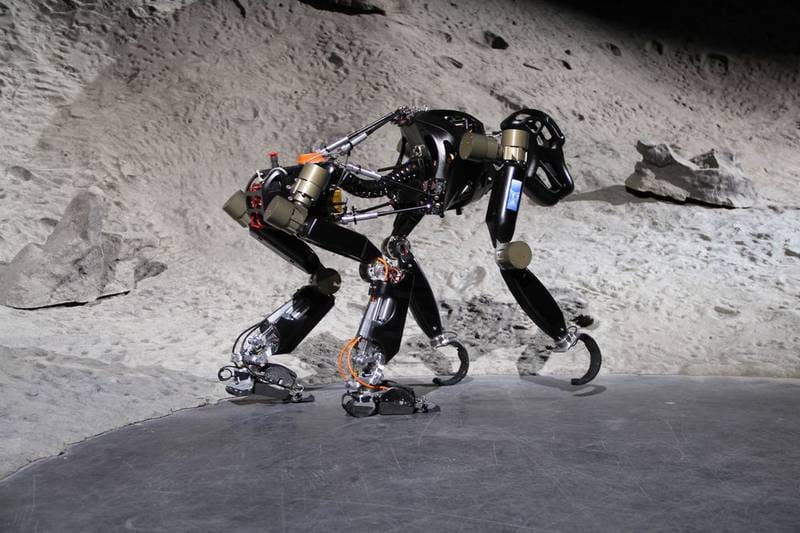 Nézze meg Károlyt, a strapabíró robotmajmot