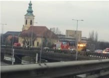 Szalagkorlátnak ütközött egy autó az Árpád-híd felhajtóján - nagy a dugó