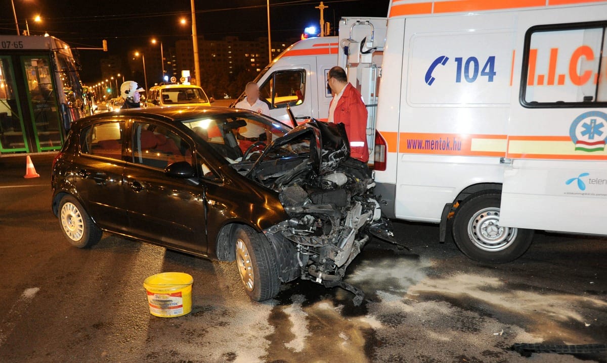 Fotók: mentővel ütközött egy autó a Flórián térnél