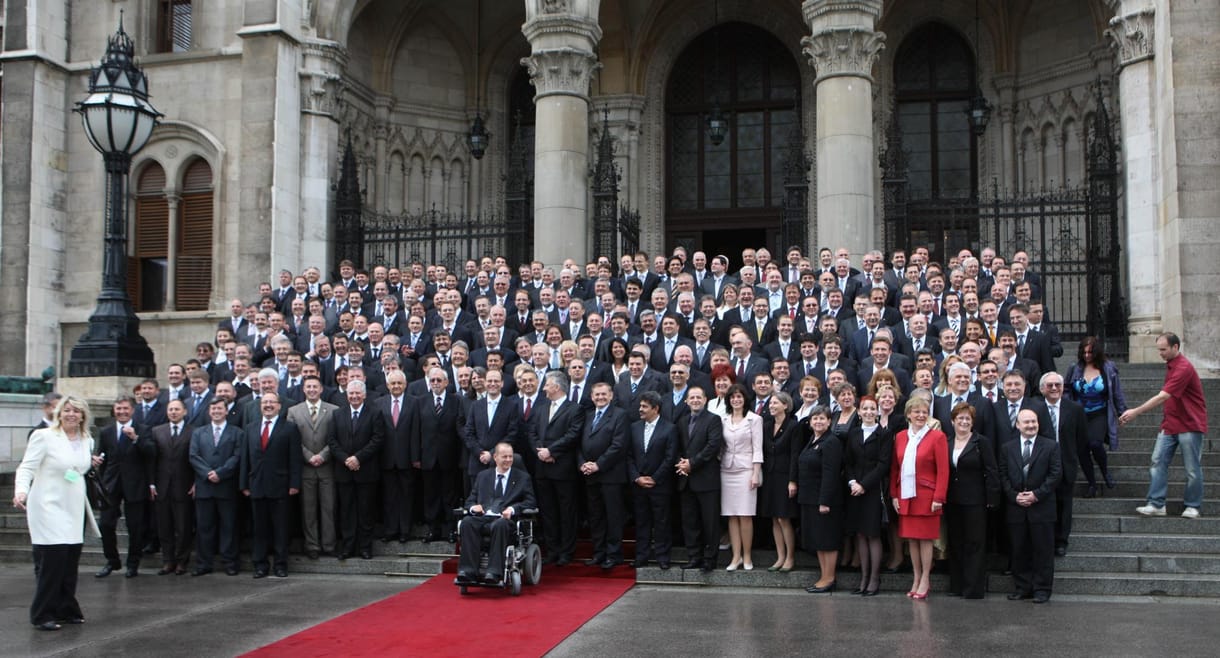 A Fidesz trükkös menekülőutat épít 2014-re a képviselőknek
