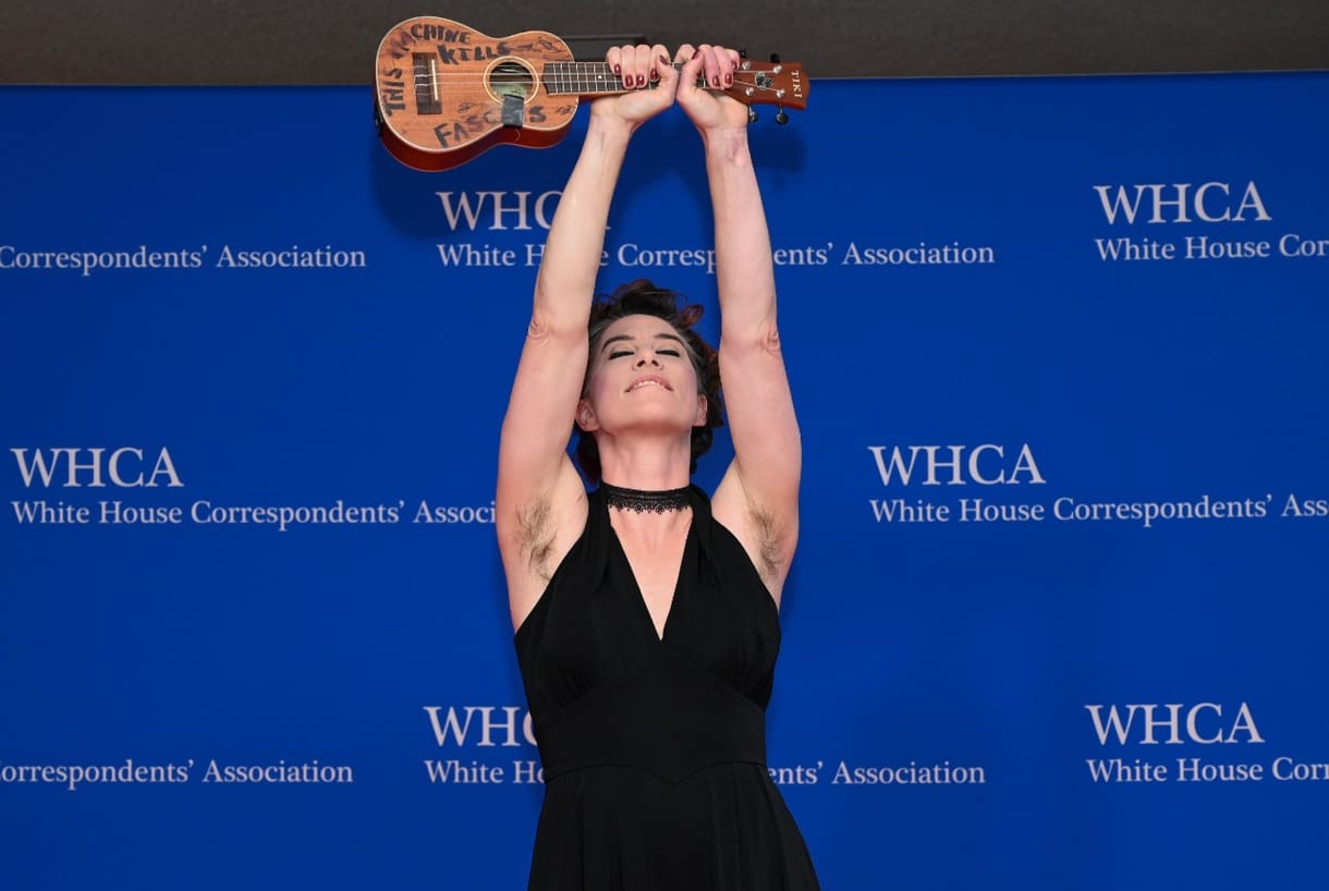 Szőrös hónaljával és ukuleléjével két fontos üzenetet is becsempészett a Fehér Házba Amanda Palmer