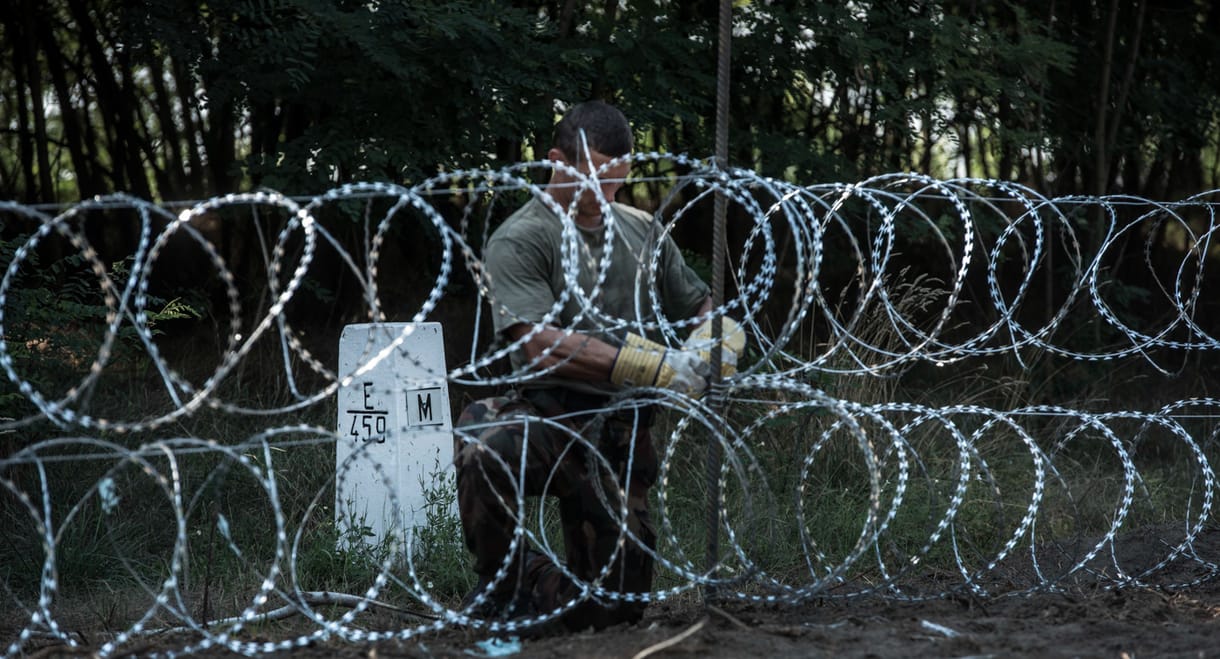 BM-államtitkár: „Elárasztanának minket a migránsok”