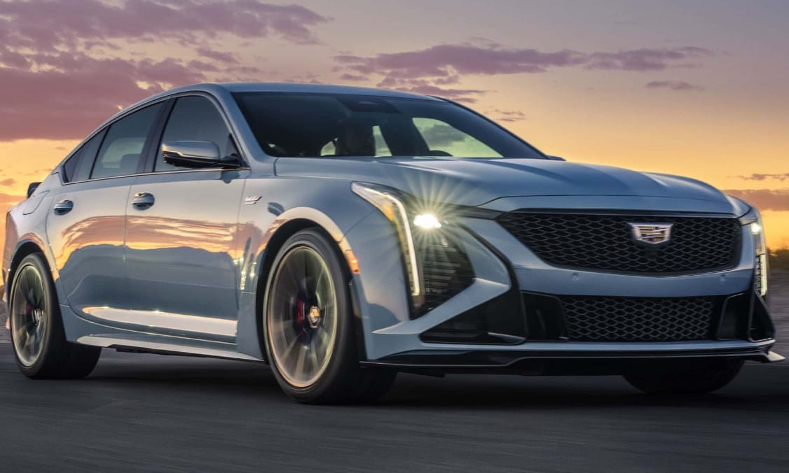 677 lóerős V8, kézi váltó és hátsókerék-hajtás a Cadillac új sportszedánjában