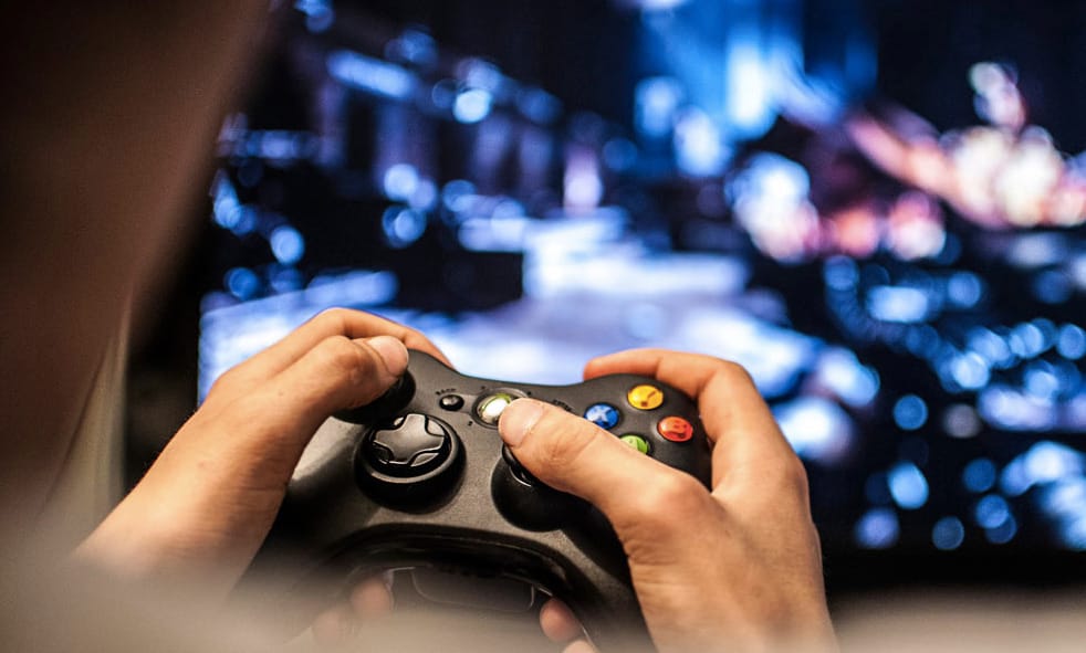 A sivár kamaszlétből a videójátékok online és virtuális világába menekül Pethő Balázs első regényének hőse