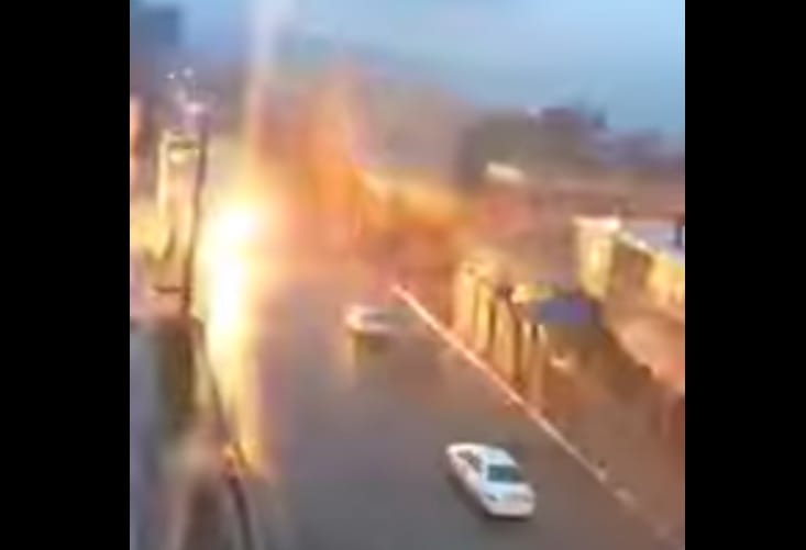Villámcsapás vagy robbanás? A fél internet ezen az autós videón vitatkozik