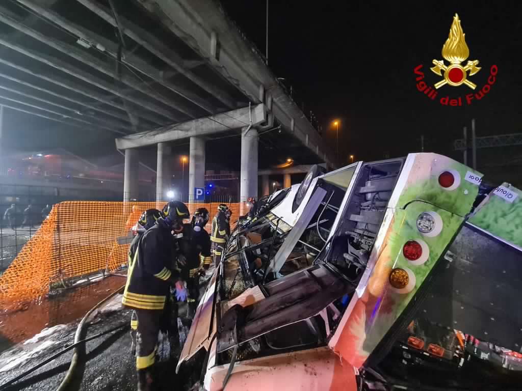 Újabb balesete volt a kínai gyártmányú elektromos busznak, amilyen október elején lezuhant az olaszországi felüljáróról