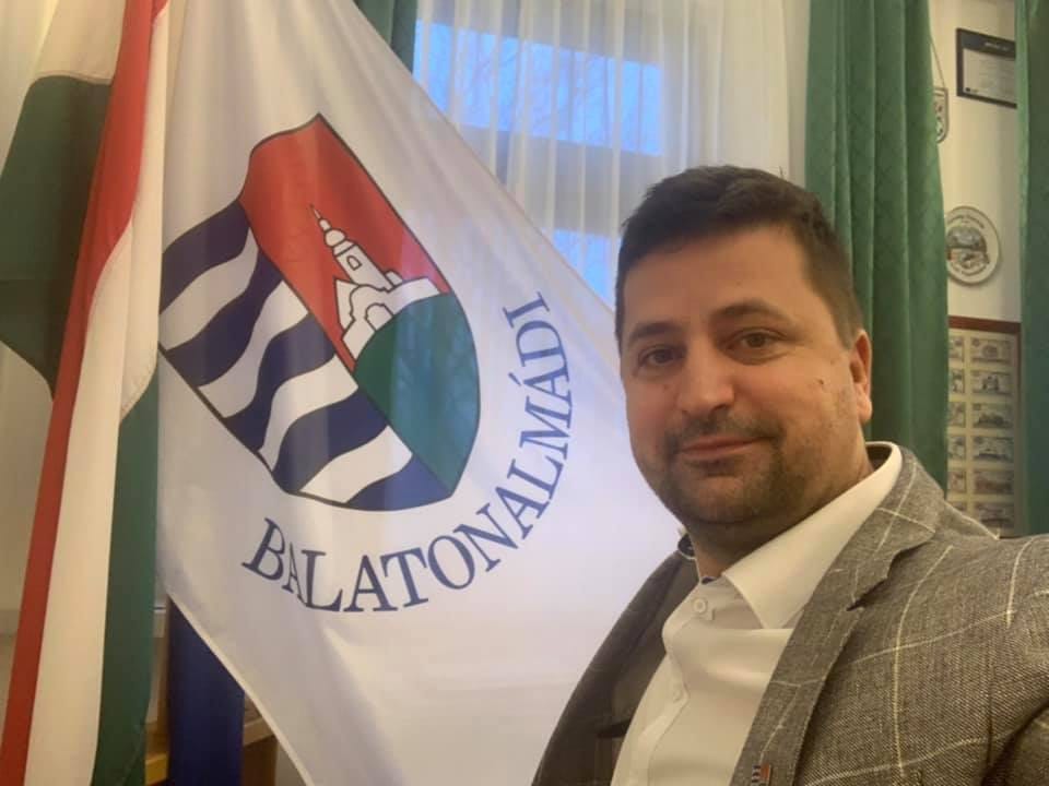Váratlanul lemondott Balatonalmádi polgármestere