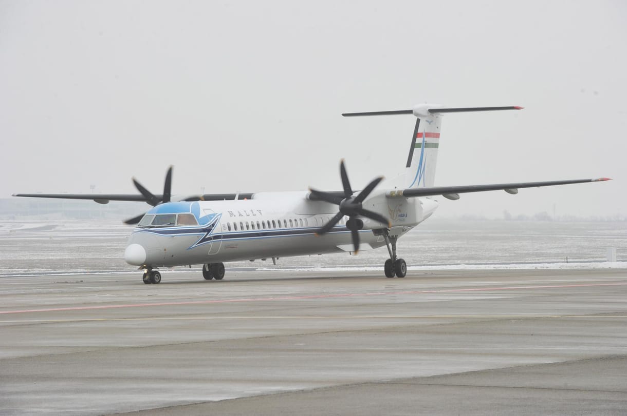 Régi-új színekben pompázik egy Malév Q400-as - Nagyítás fotógaléria