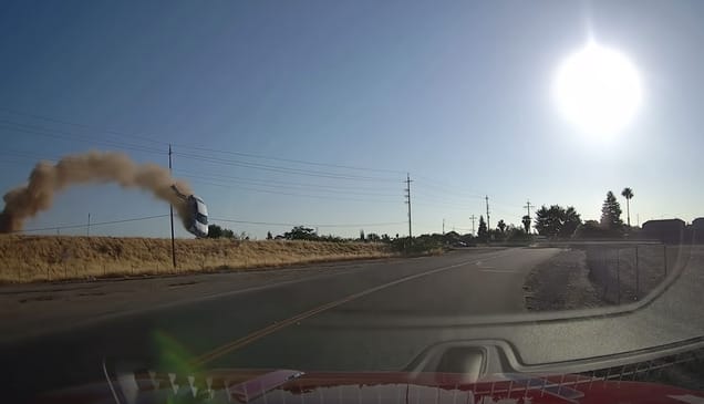 Meteoritként repült át egy autó egy amerikai főúton – videó