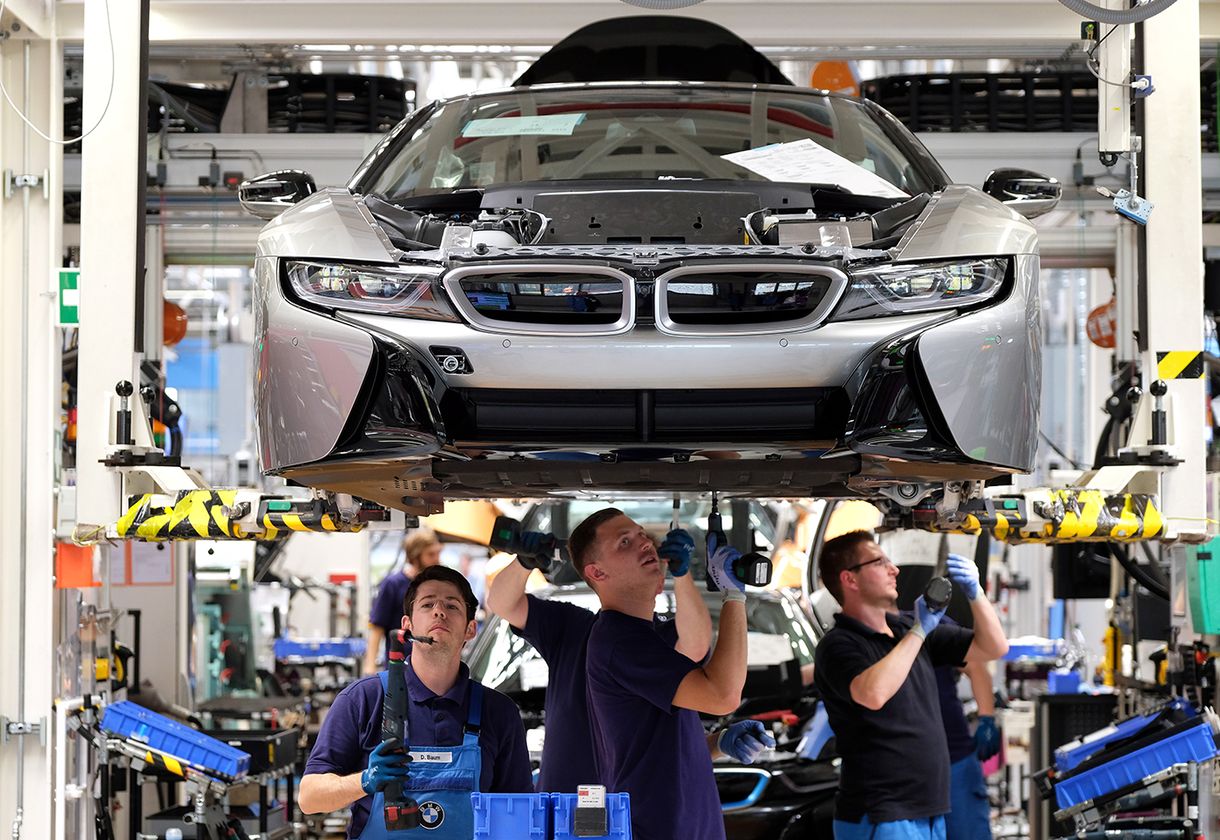 Szijjártó: Elektromos autókat fog gyártani a BMW Debrecenben