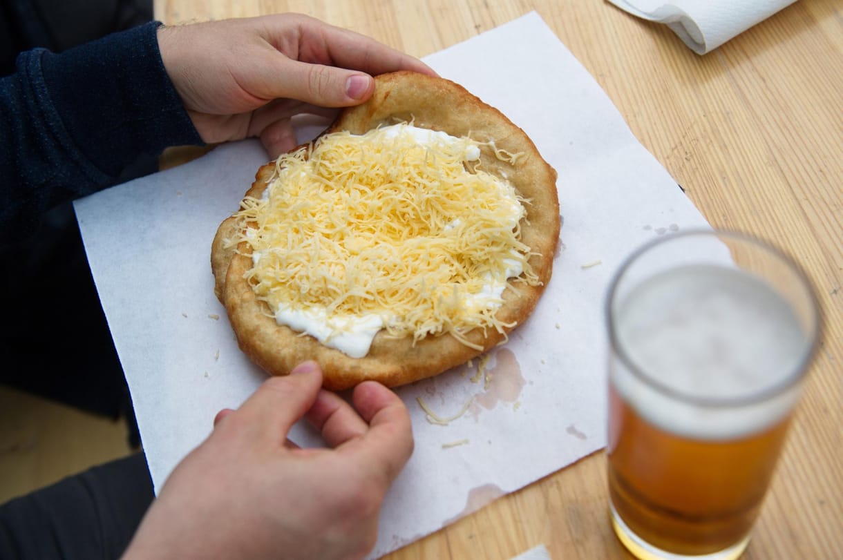 Búcsút kell mondanunk a jó csirkepaprikásnak és tejfölös lángosnak?