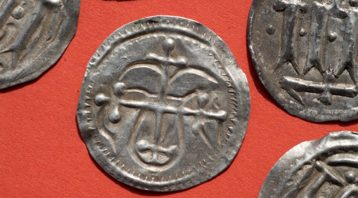 Ezeréves viking ezüstérmékre bukkant egy fémkeresőző lány Dániában