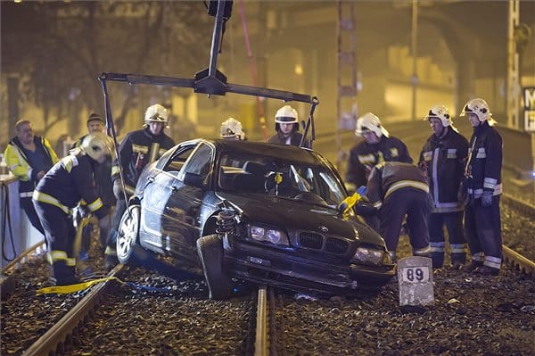 Fekete BMW repült a HÉV-sínekre péntek hajnalban - fotók