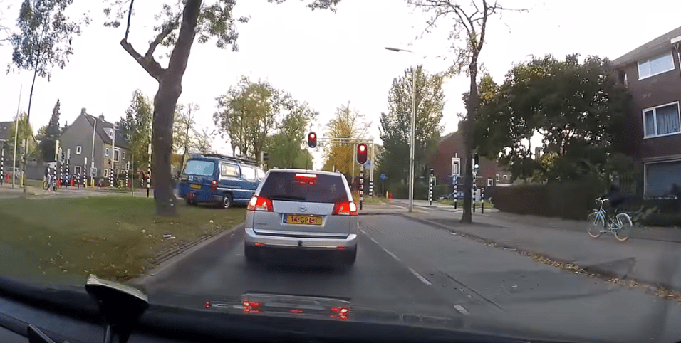 Nem megnyugtató, de az autósok nem csak náluk képesek apróságok miatt ámokfutókká válni – videó