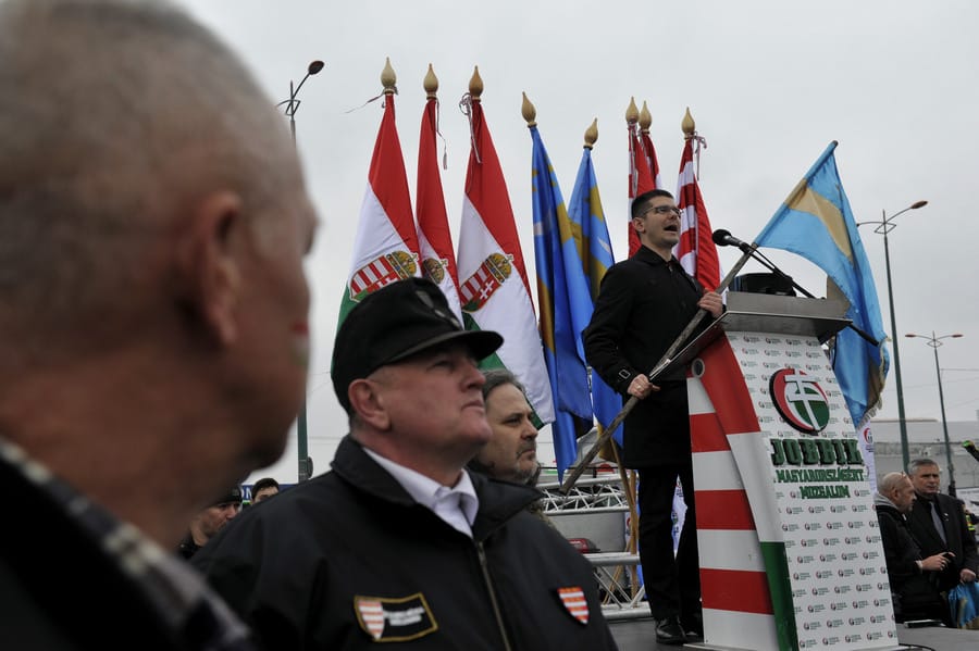 Pár száz jobbikos tüntetett Ponta ellen