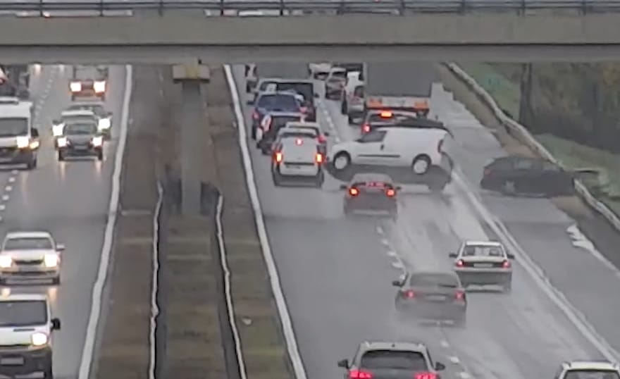 Piruett és nagy csattanás lett egy vészfékezésből az M3-ason – videó