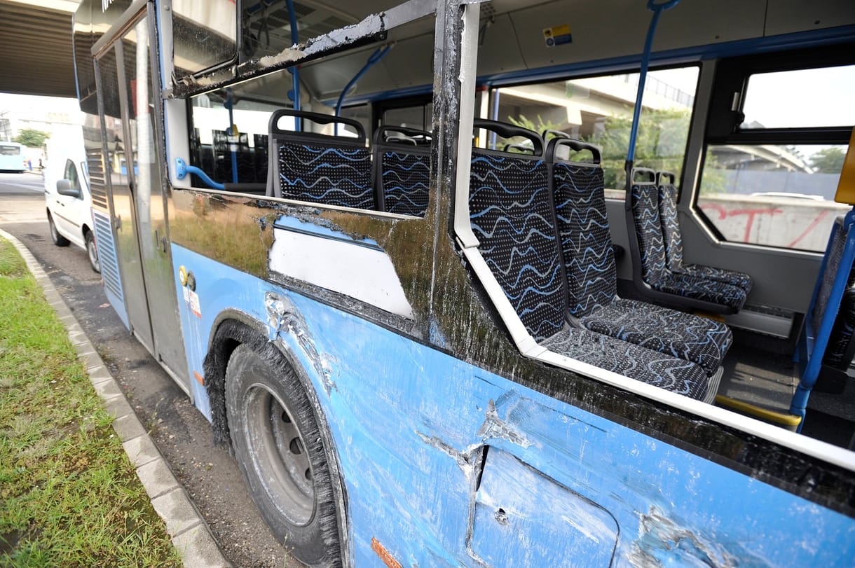 Rosszul lett az egyik metrópótló sofőrje, összeütközött egy másik busszal