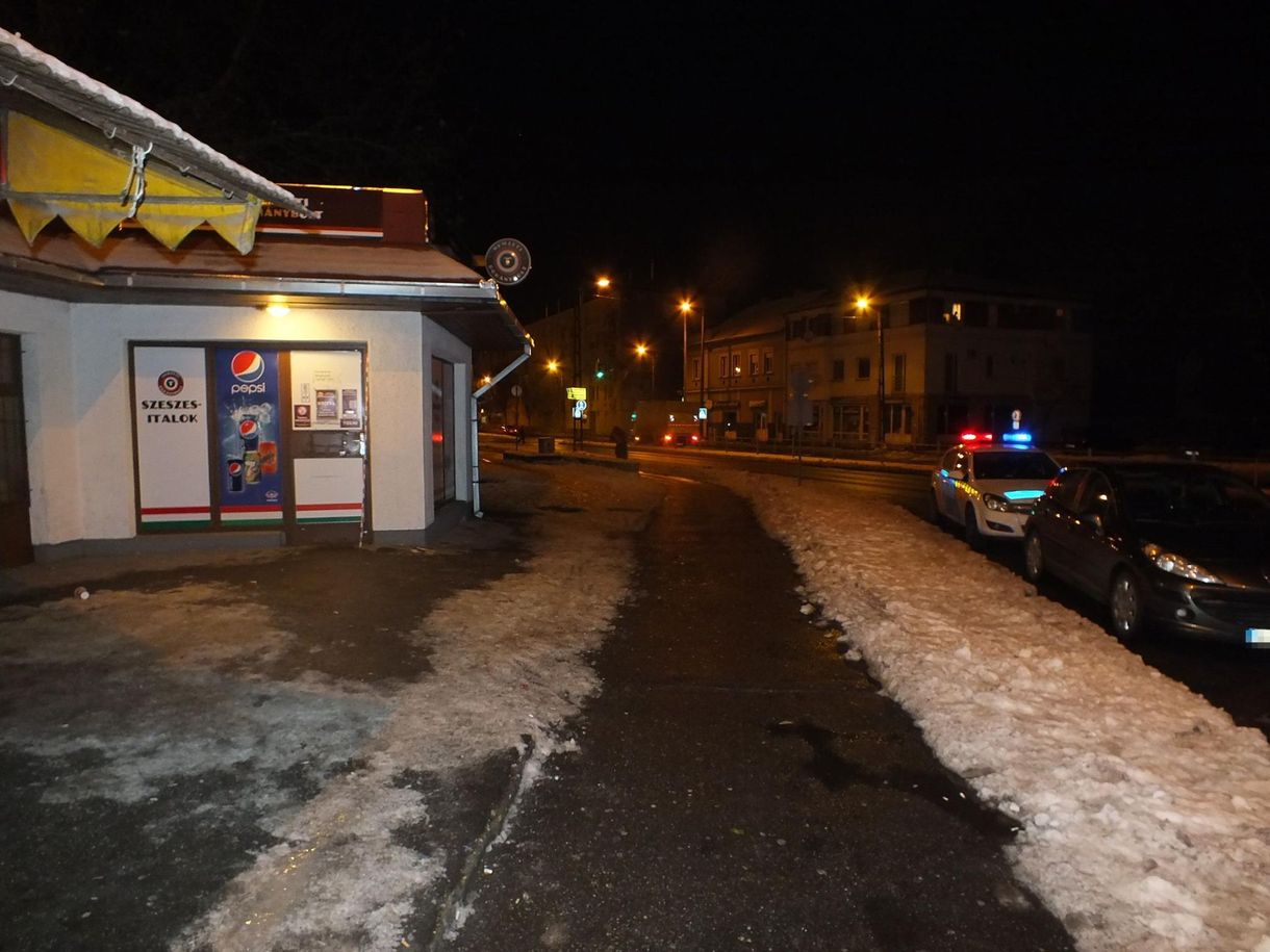 Konyhakéssel ment a dohányboltba, de már rács mögött van