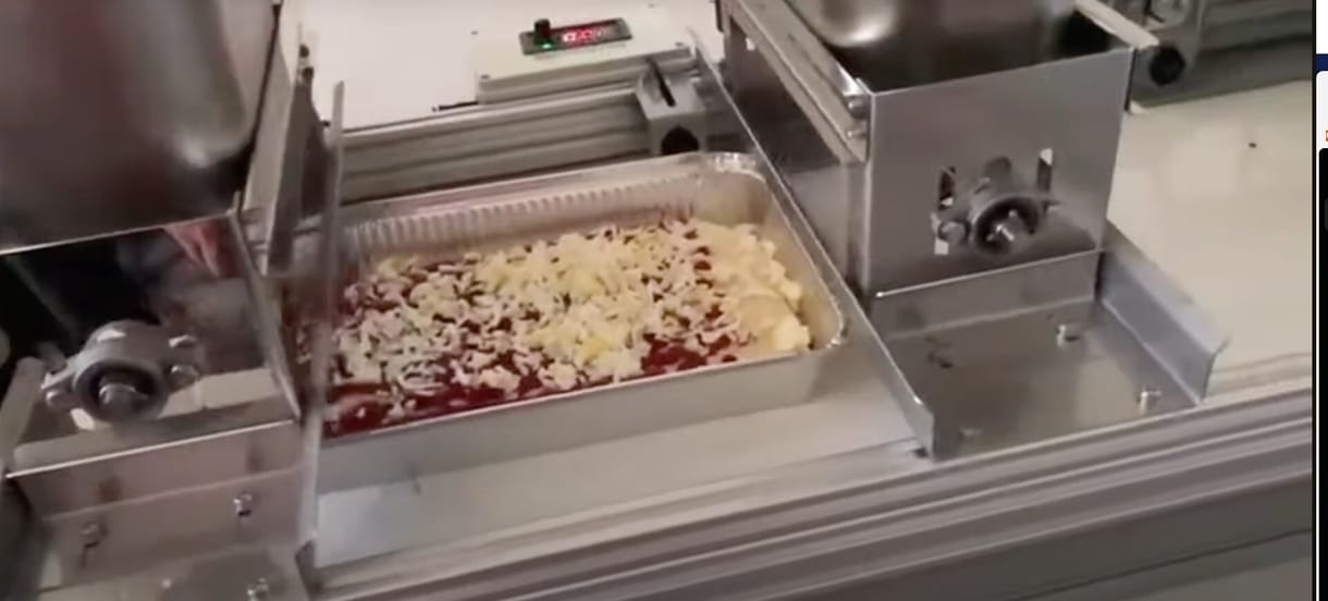 Egyként sír fel minden olasz: itt a pizzakészítő robot, amely mesterséges intelligenciával dolgozik (videó)