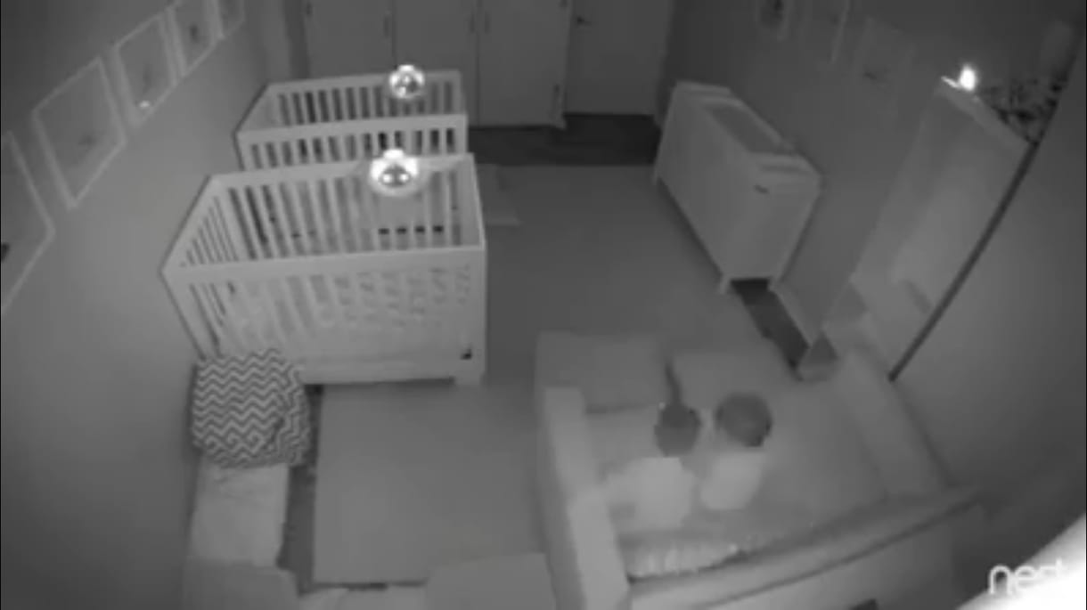 Szundi helyett rosszalkodás - zseniális videó két babáról, akik épp nincsenek szem előtt