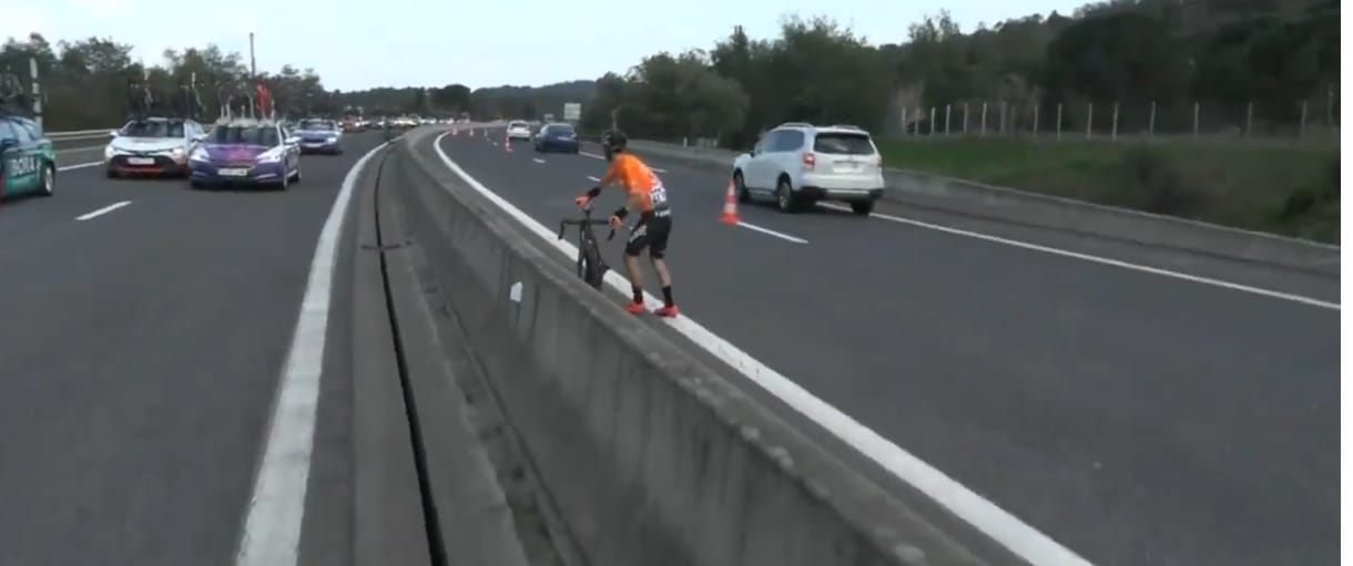 Elnézte a terelést három kerékpárversenyző, a forgalommal szemben találták magukat az autópályán