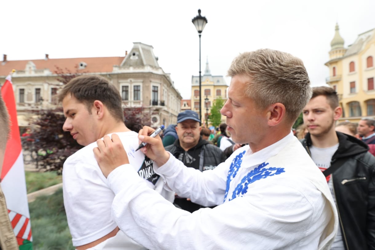 Magyar Péter a Néppártban kémkedő RMDSZ-képviselőkről és buszoztatott provokátorokról beszélt Nagyváradon