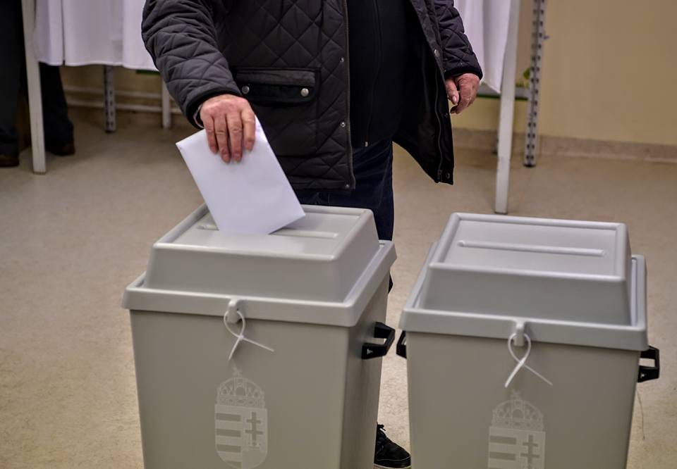 Reggel 7 óráig rekordszámú szavazó ment el voksolni