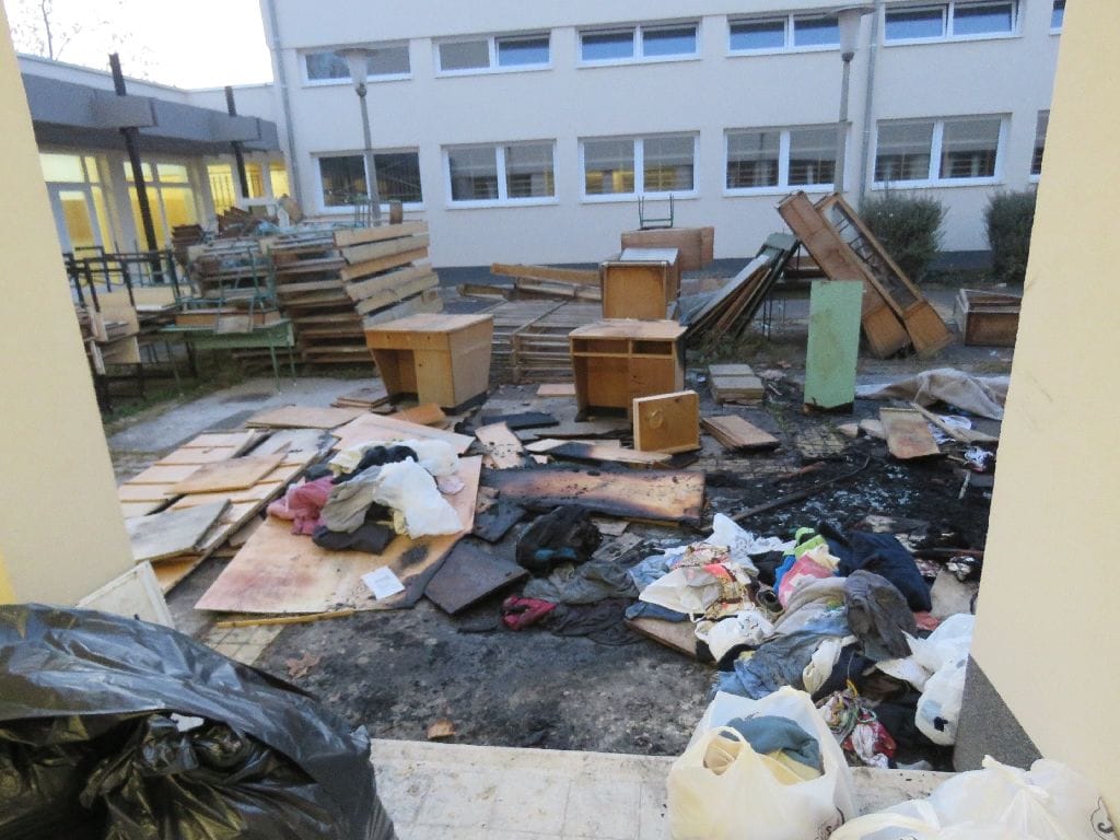 Négy fiatal felgyújtotta a bútorokat és a ruhákat egy szegedi iskolában
