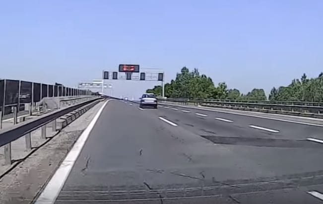 Az M0-son áttotyogó kacsacsalád okozott majdnem balesetet – videó