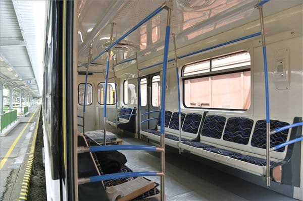 Már rója a köröket Budapesten az első új metrókocsi