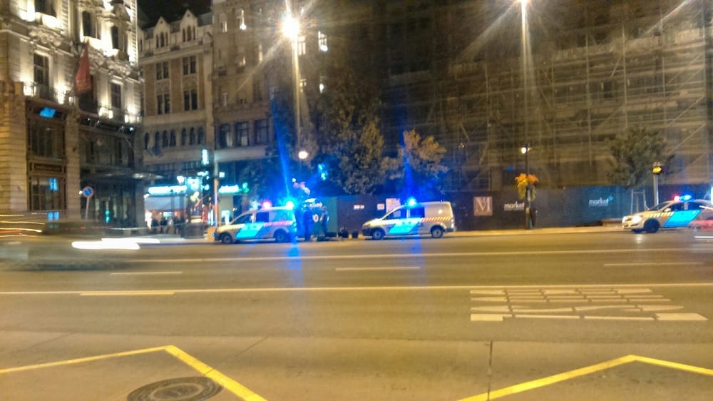 Lezárták a Ferenciek terét bombariadó miatt