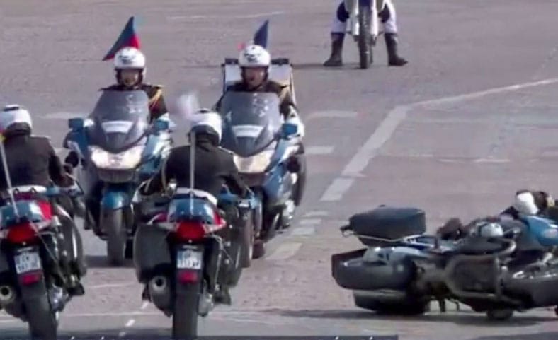 Videó: Épp a francia elnök előtti díszszemlén hajtott egymásnak két motoros rendőr